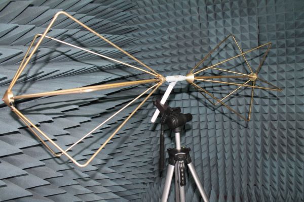 Широкополосная биконическая антенна СКАРД П6-121 с диапазоном частот от 30 МГц до 300 МГц