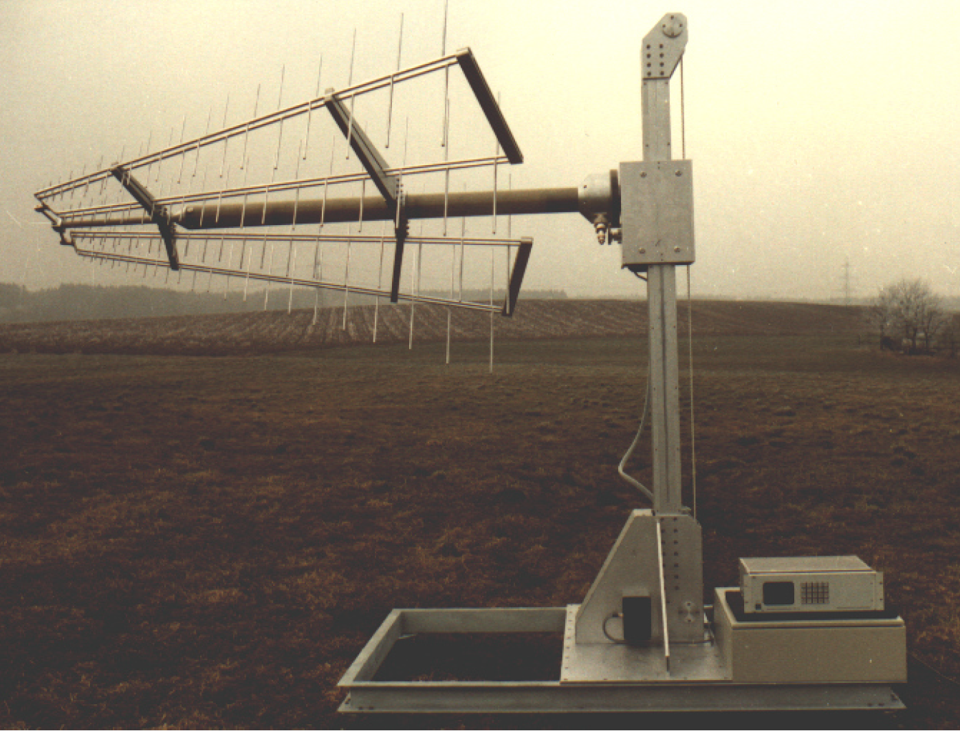 Логопериодическая антенная решетка для тестов на устойчивость к ЭМП 220 - 2000 МГц, до 2 кВт