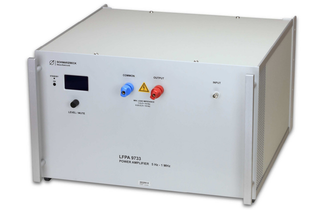 Усилитель мощности Schwarzbeck LFPA 9733B с диапазоном частот от 5 Гц до 1 МГц и коэффициентом усиления 26 дБ.